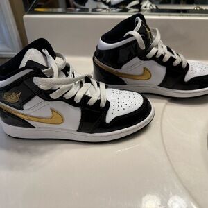 Jordan 1 Mid Patent Black White Gold BQ6932-007 Size 4y